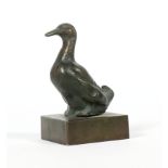 STATUETTE, Bronze, dunkel patiniert, Ente auf quadratischem