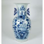 BALUSTERVASE, China, 19. Jh. (?), Porzellan,