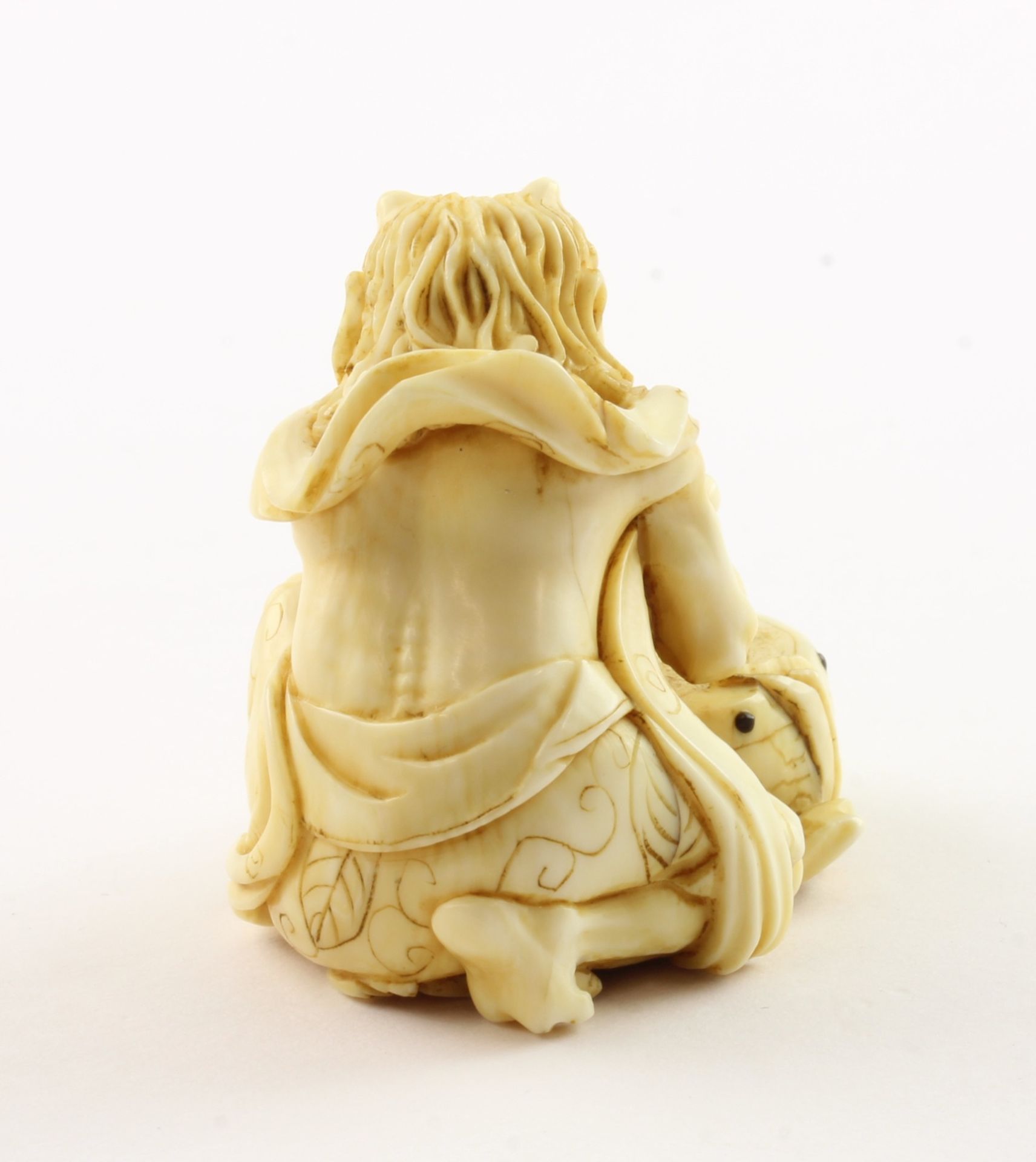 NETSUKE, Elfenbein, Trommelnägel schwarzes Horn, der mit einem Schurz bekleidete Donnergott sitzt v - Image 4 of 6