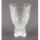 BECHERVASE, farbloses, teilweise satiniertes Kristall, H 20, signiert LALIQUE