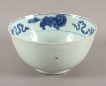 SCHALE, Porzellan, innen in Unterglasurblau dekoriert, buddhistische Löwen und Embleme, Dm 15, CHIN