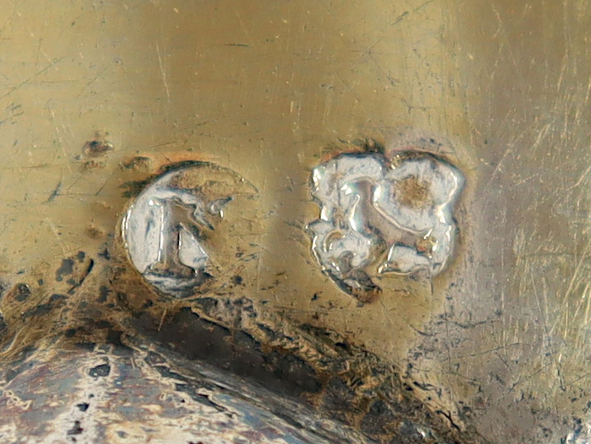 TRAUBENPOKAL, Silber, getrieben und gegossen, vergoldet, gebuckelter Fuß, Schaft wohl verloren, Kup - Bild 4 aus 4