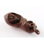 NETSUKE KÜRBIS MIT WESPE, Holz, Augen schwarzes Horn, eine Weste sitzt in einer teilweise verrottet