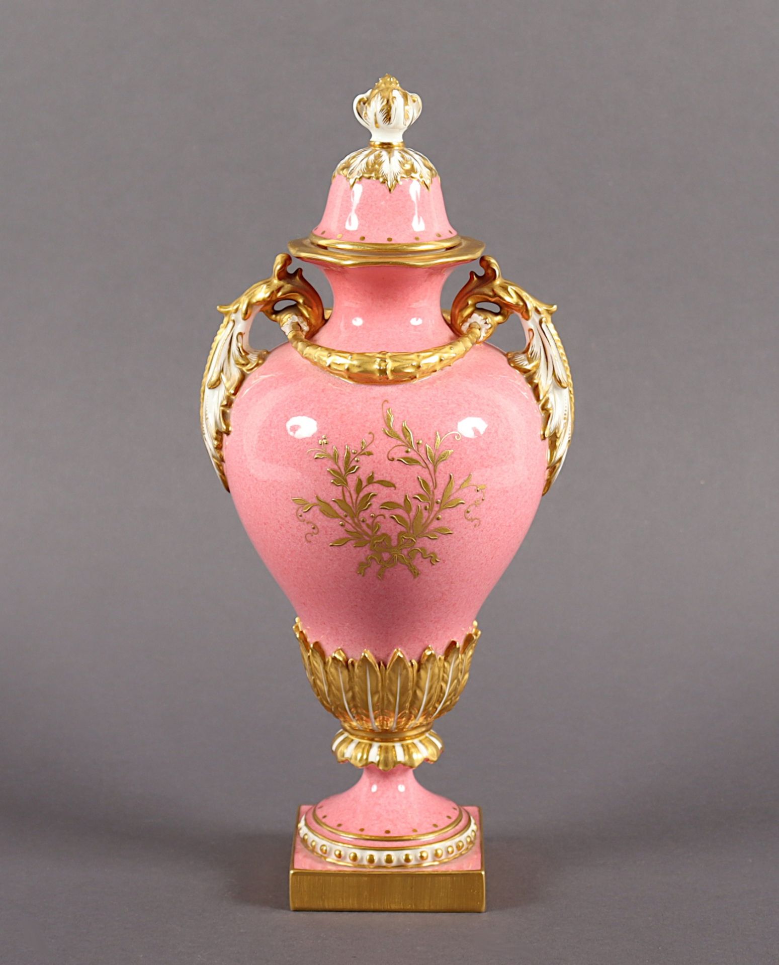 DECKELVASE, zwei Handhaben, farbig staffiert und glasiert, roséfarbener Fond, schauseitig goldgerah - Image 2 of 4