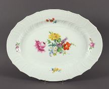 OVALE PLATTE, Brandenstein-Relief, farbig gemalte Blumen, L 43, minst.ber., MEISSEN, 20.Jh. 