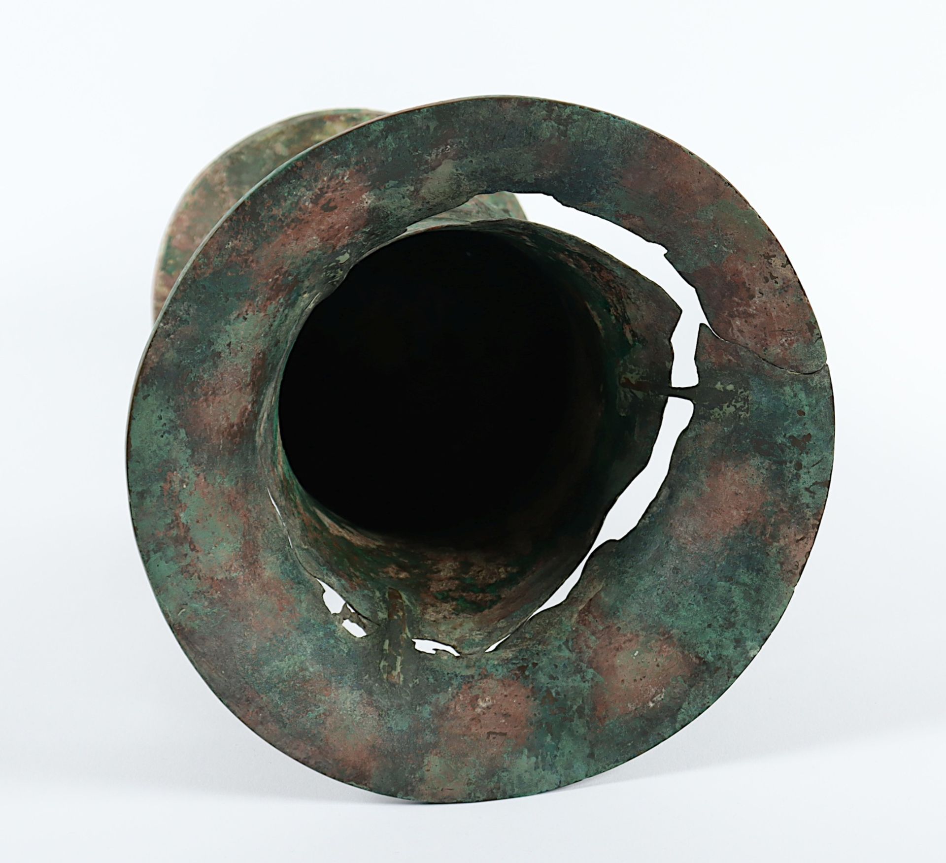 ARCHAISCHES WEINGEFÄSS VOM TYP ZUN, Bronze, ausschwingender Fuß und hoher, trompetenförmiger Hals, - Bild 4 aus 5