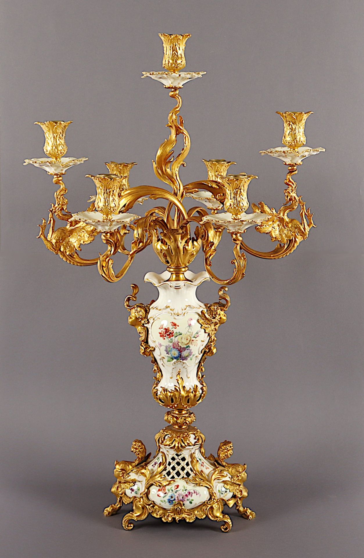 GROSSER KANDELABER, Seger-Porzellan, vergoldete Bronze, steckbarer siebenflammiger Leuchteraufsatz,