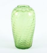 JUGENDSTILVASE, grünes Glas, netzartiger Dekor, lüstriert, H 13, BÖHMEN, um 1900 