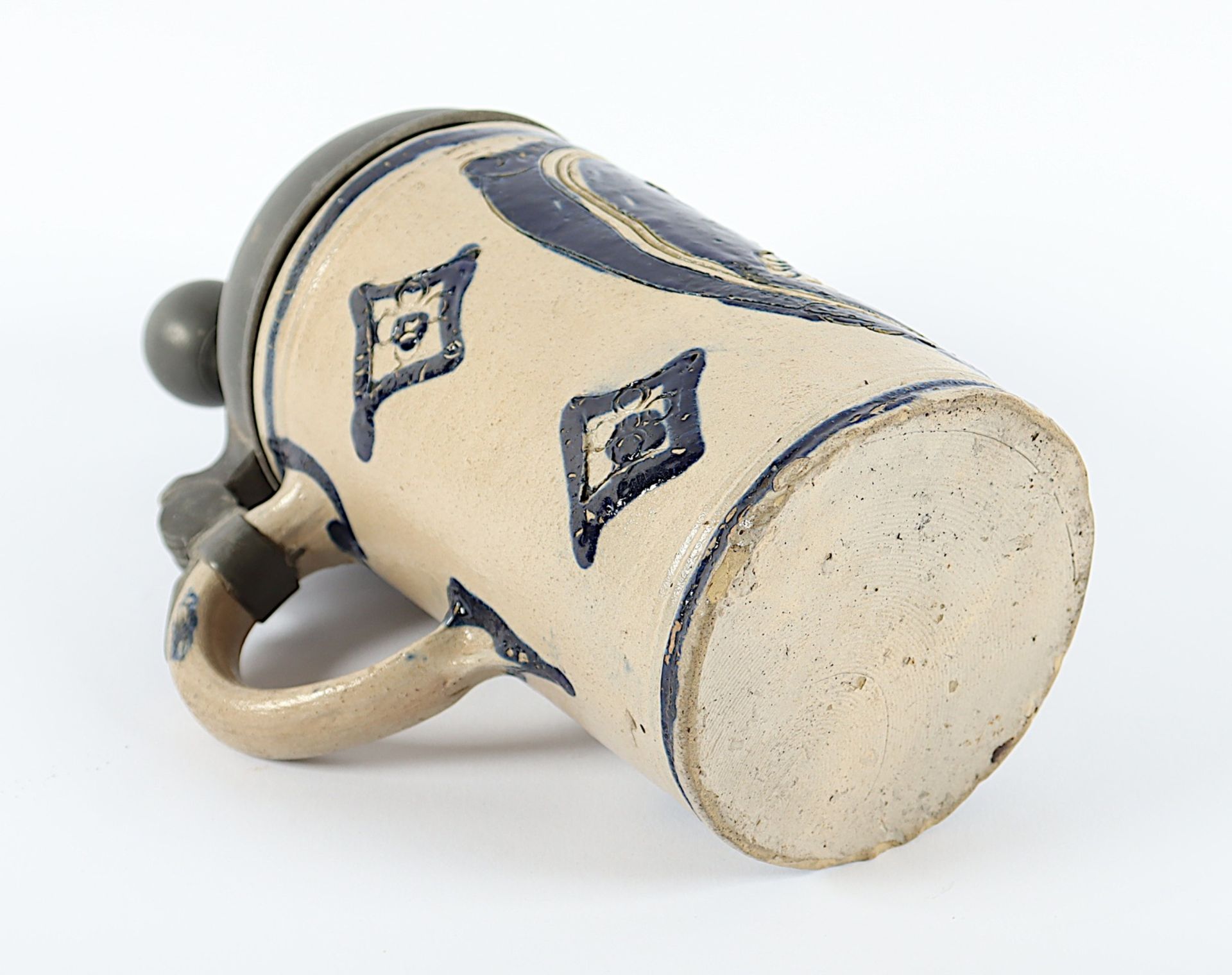 WESTERWÄLDER WALZENKRUG, graues Steinzeug mit Salzglasur, Kerbschnitt und blauer Bemalung, Zinnmont - Bild 4 aus 4