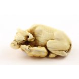 NETSUKE OCHSE MIT JUNGTIER, Elfenbein, die Augen schwarzes Horn, nebeneinander zugewandt liegend, s