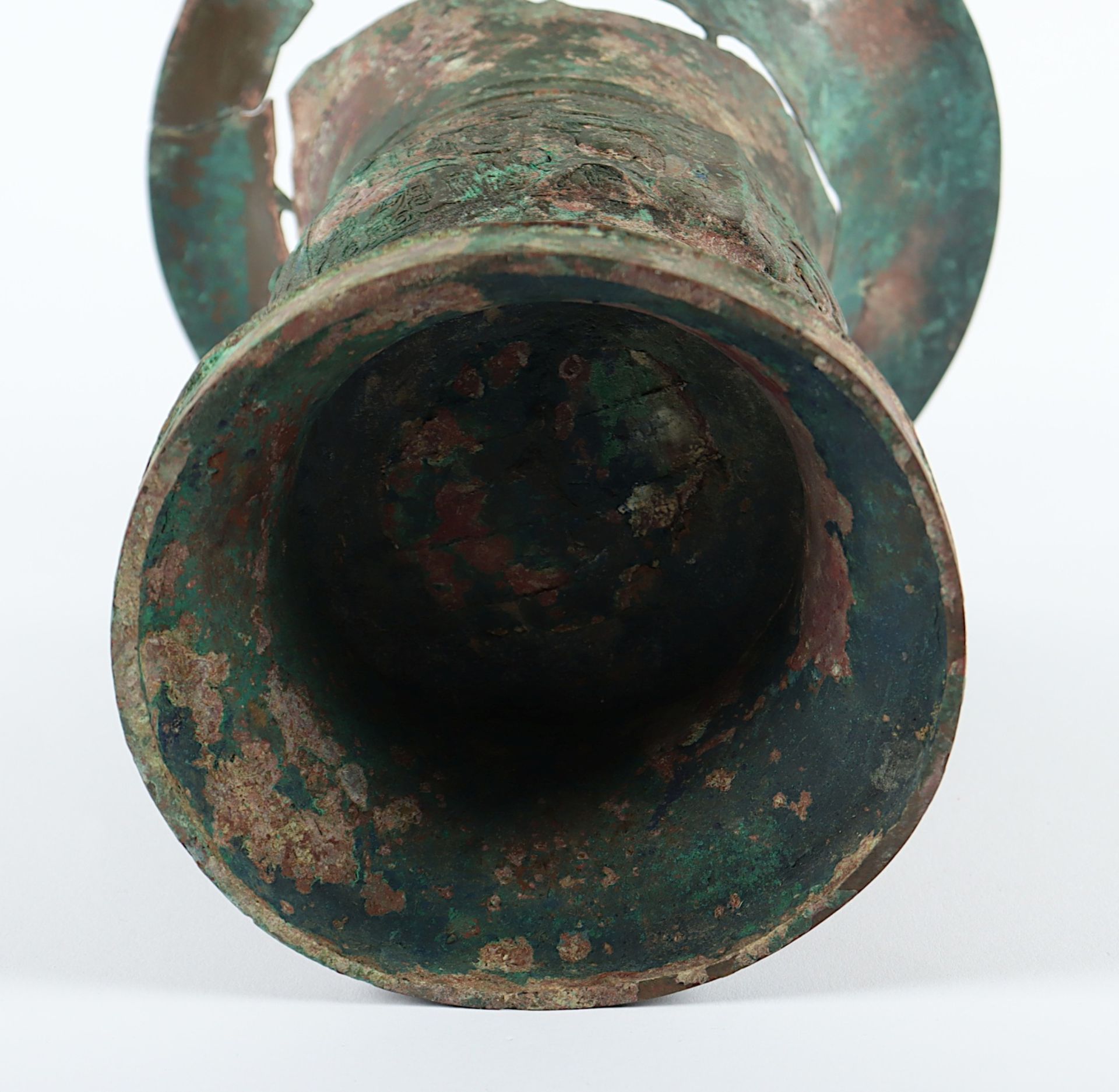 ARCHAISCHES WEINGEFÄSS VOM TYP ZUN, Bronze, ausschwingender Fuß und hoher, trompetenförmiger Hals, - Bild 5 aus 5