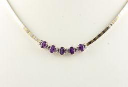 AMETHYST-COLLIER, 585/ooo Weißgold/Gelbgold, besetzt mit fünf Amethysten und zwölf kleinen Brillant