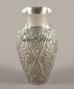 KLEINE VASE, 900/ooo, H 13, 133g, MYANMAR, 20.Jh. 