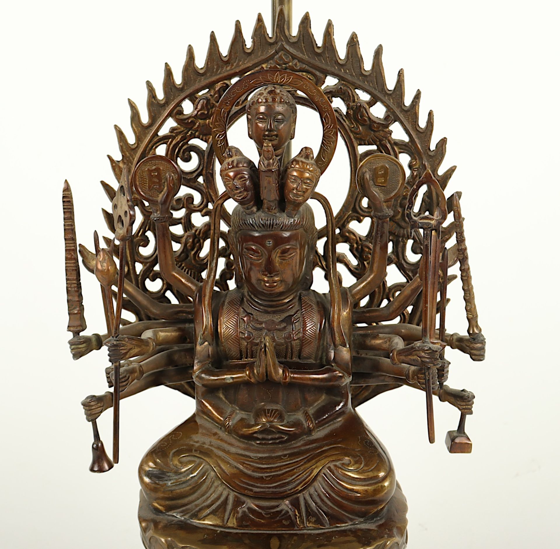 AVALOKITESHVAR, Bronze, auf einem Lotus sitzend, H 37, SINOTIBETISCH, auf einem Sockel als Lampenfu - Bild 3 aus 5
