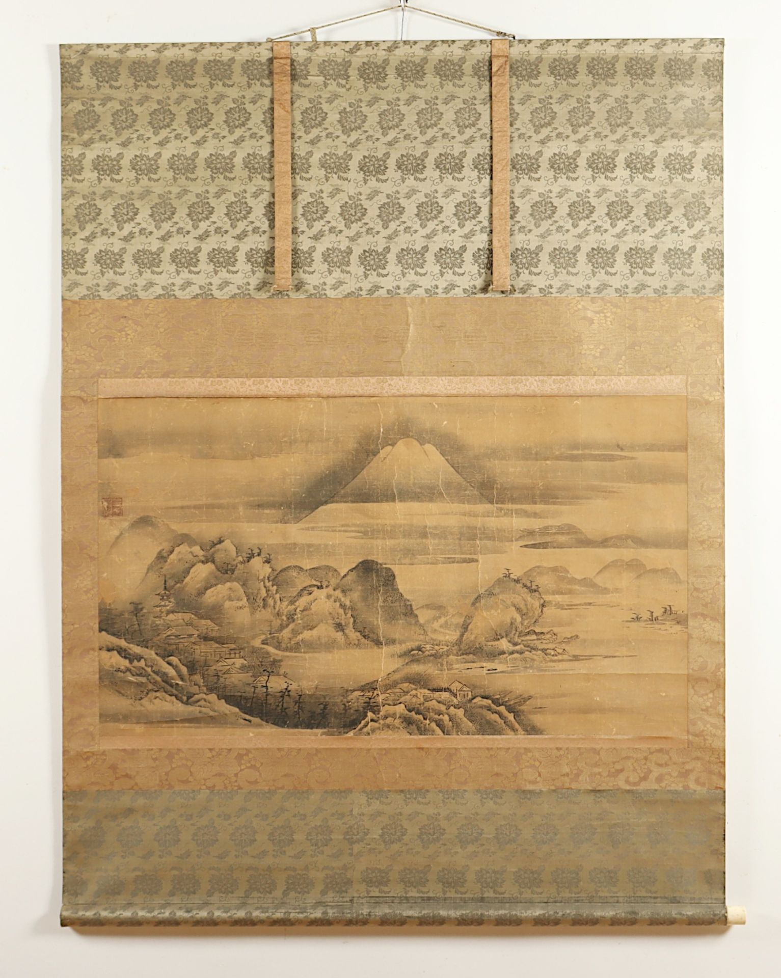 MALEREI, Tusche auf Papier, weite, unter Wolken liegende Landschaft mit Gebäuden und dem Berg Fuji,
