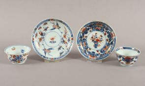 ZWEI IMARI-KOPPCHEN MIT UNTERTASSEN, Porzellan, in Unterglasurblau, Eisenrot und Gold dekoriert, Dm