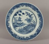 GROSSE BLAU-WEISSE PLATTE, Porzellan, Unterglasurblau dekoriert, im Spiegel Gartenlandschaft mit Pa