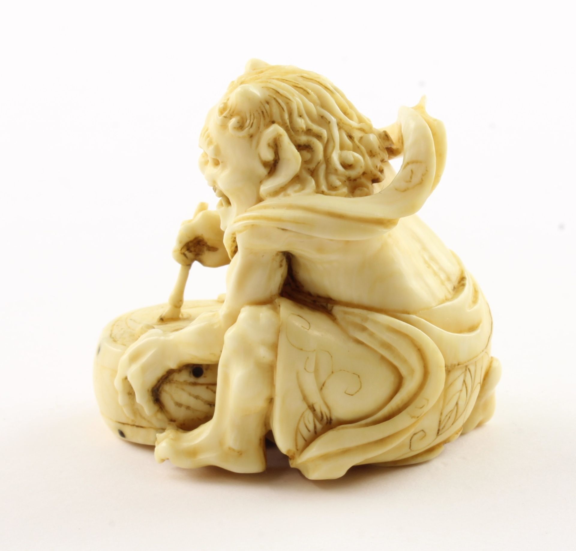 NETSUKE, Elfenbein, Trommelnägel schwarzes Horn, der mit einem Schurz bekleidete Donnergott sitzt v - Image 3 of 6