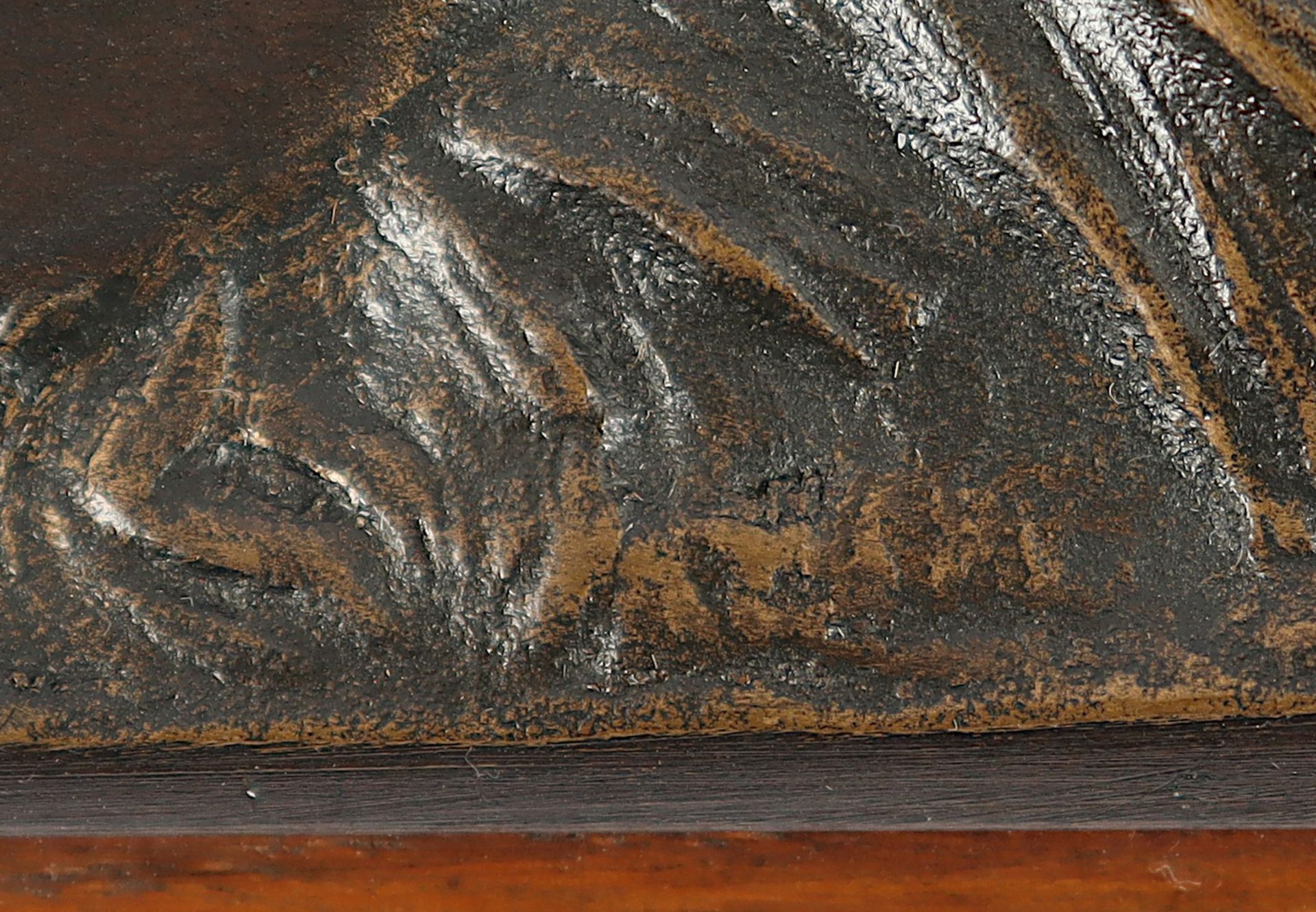 RELIEFPLATTE, liegender männlicher Akt, Bronze, auf Holz montiert, 18,5 x 29, unleserlich signiert, - Bild 2 aus 2