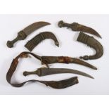 DREI JAMBIA, zweischneidige Klingen, zwei mit Mittelgrat, Griffe und Scheiden Holz mit Neusilbermon