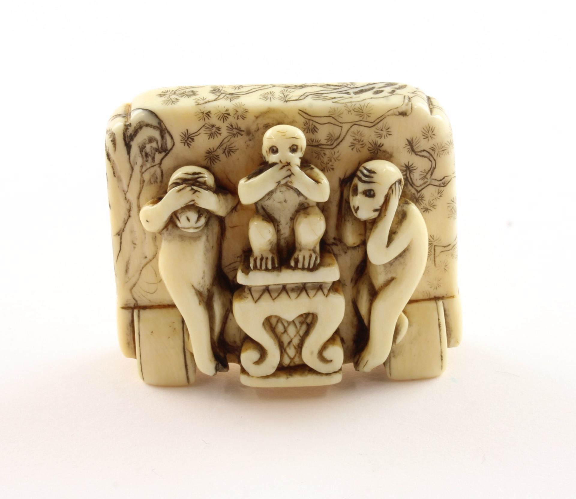 NETSUKE SANBIKI SARU, Elfenbein, die drei Affen (Nichts hören, sprechen und sehen) um einen Tisch v