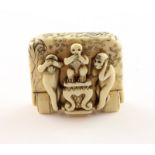 NETSUKE SANBIKI SARU, Elfenbein, die drei Affen (Nichts hören, sprechen und sehen) um einen Tisch v