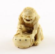 NETSUKE, Elfenbein, Trommelnägel schwarzes Horn, der mit einem Schurz bekleidete Donnergott sitzt v