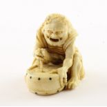 NETSUKE, Elfenbein, Trommelnägel schwarzes Horn, der mit einem Schurz bekleidete Donnergott sitzt v