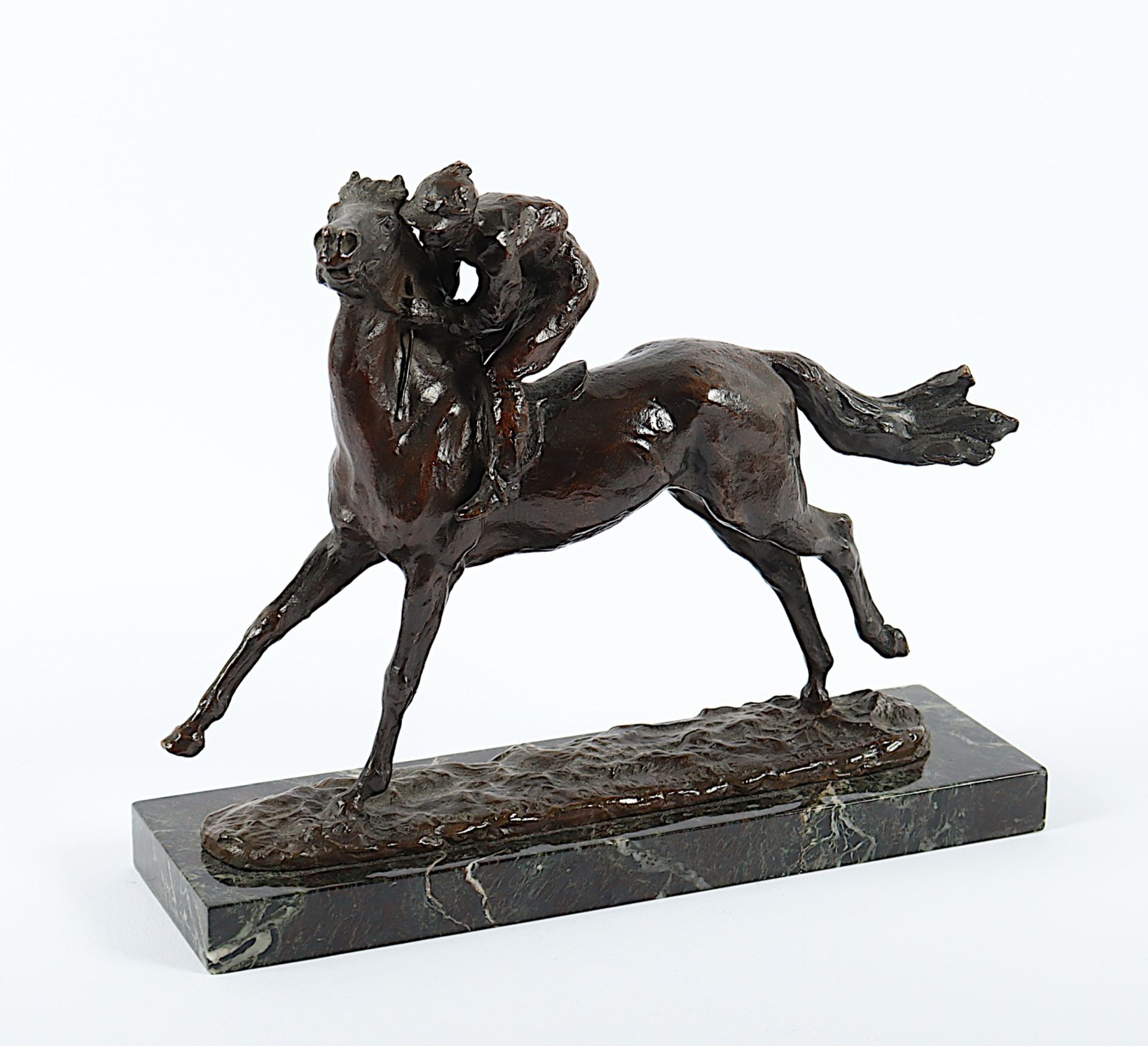 PARIS, René (1881-1970), "Jockey auf einem Rennpferd", Bronze, L 25, H 19, Marmorsockel, betitelt: 
