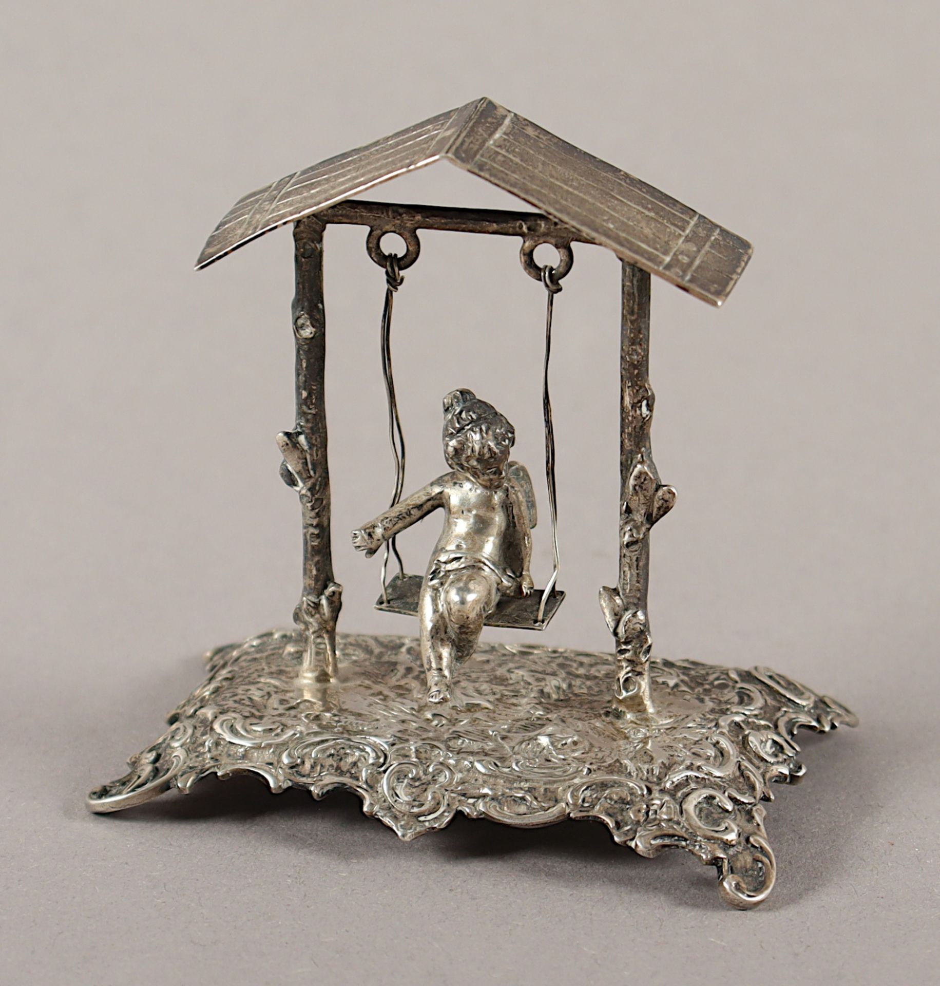 MINIATUR, 800/ooo, Putto auf einer Schaukel, H 7, 40g, DEUTSCH, um 1890 