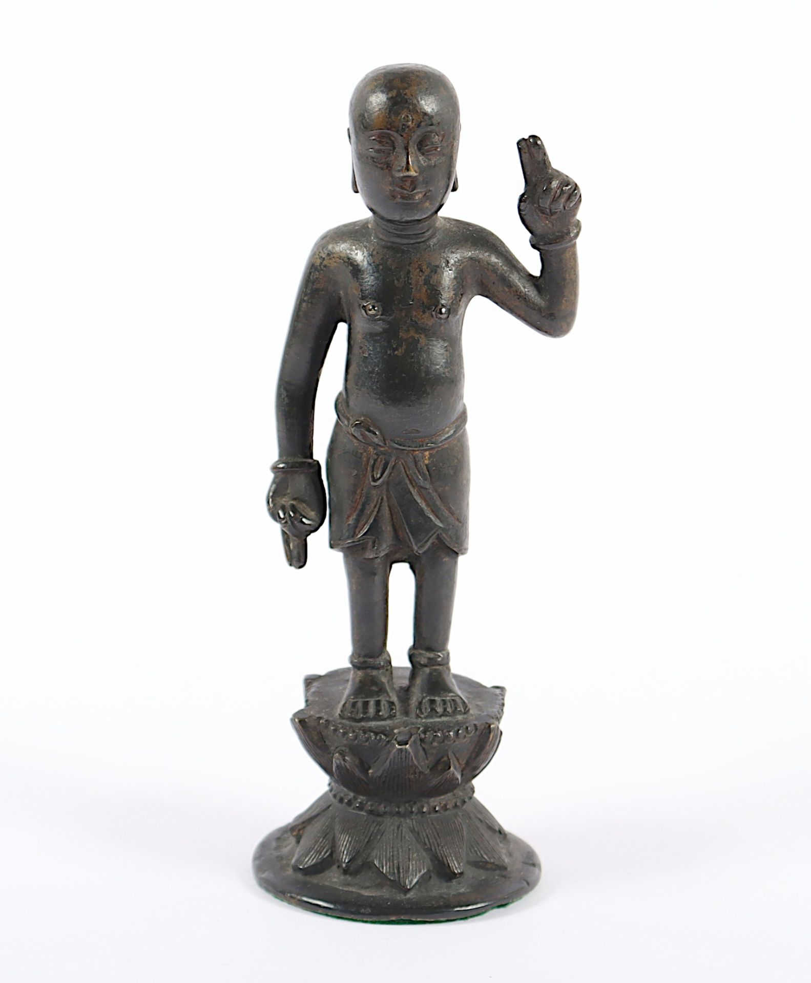 BUDDHA ALS KNABE, Bronze, Reste einer Vergoldung, Buddha auf einem Lotus stehend, H 14, CHINA, 18.J