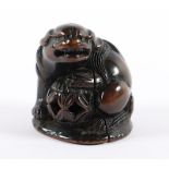 NETSUKE SHISHI MIT BROKATBALL, Buchsbaum, das große Tier hält mit einer Pfote den Ball in dem sich