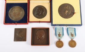 SIEBEN MEDAILLEN, Bronze, vier Universitätsmedaillen mit Etui, eine mit Napoleon I. und zwei Medail