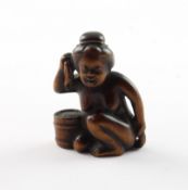 EROTISCHES NETSUKE, Buchsbaum, eine Frau sitzt neben einem Eimer und trocknet sich den Rücken mit e