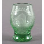 KLEINER BECHER, grünes Glas, Gravurdekor, Abriss, H 8,5, wohl DEUTSCH, datiert "1790"