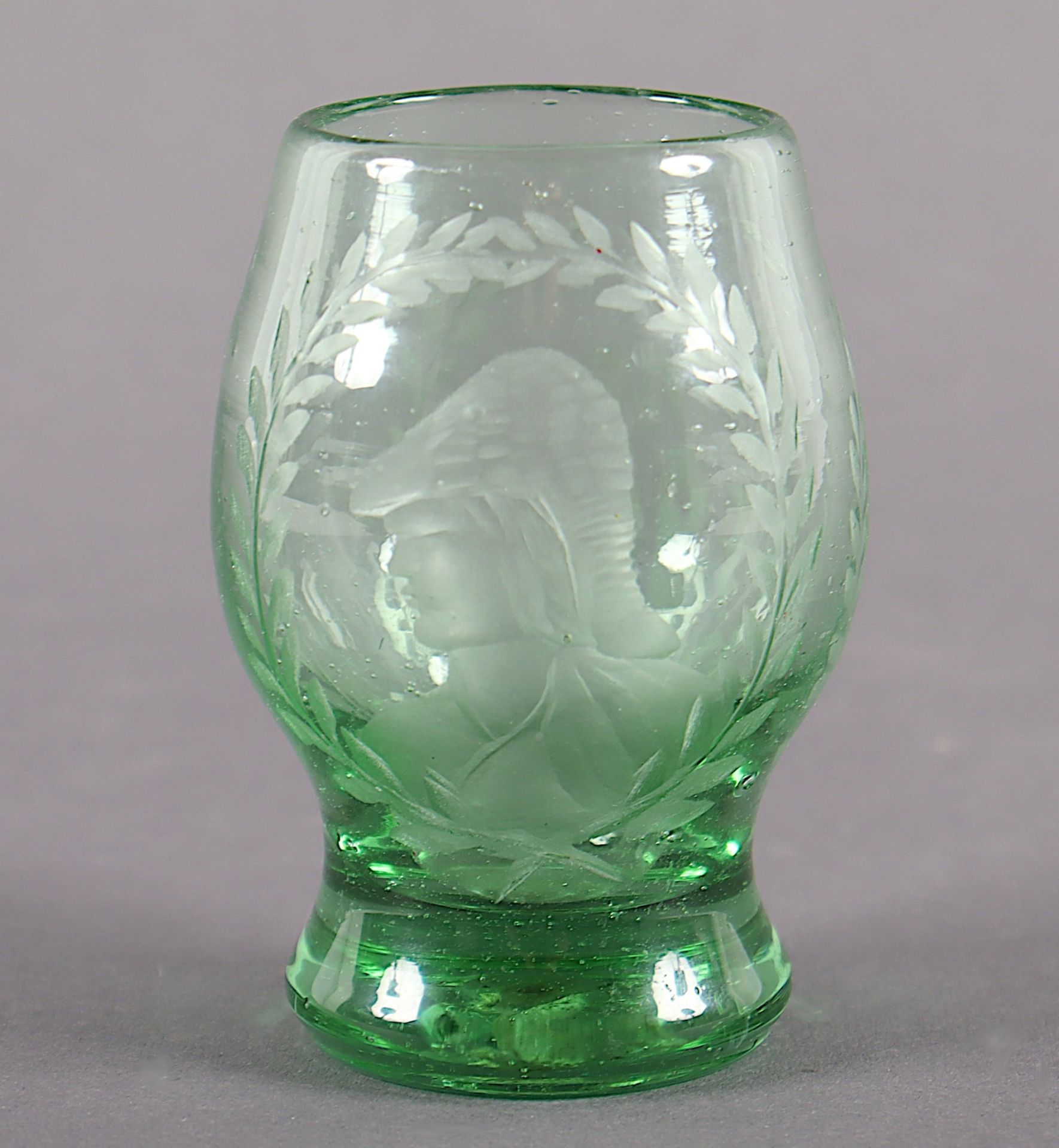 KLEINER BECHER, grünes Glas, Gravurdekor, Abriss, H 8,5, wohl DEUTSCH, datiert "1790" 