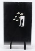 HENNEMANN, Jeroen, Multiple, "Eintretender", 3D-Objekt, um 1991. Farbserigrafie jeweils auf vier Pl