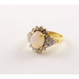 OPAL-RING, 750/ooo Gelbgold, besetzt mit einem Vollopalcabochon und Brillanten von zusammen ca. 1,0