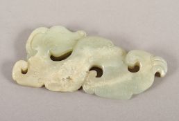 JADE-ORNAMENT (HUANG), im flachen Relief und archaischer Form geschnitzt ein Drache mit Spiralmust