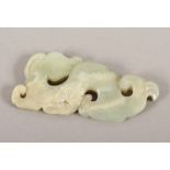 JADE-ORNAMENT (HUANG), im flachen Relief und archaischer Form geschnitzt ein Drache mit Spiralmust