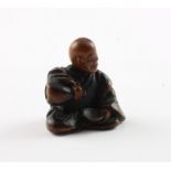 NETSUKE MANN MIT SAKE, Buchsbaum, beweglicher Kopf, J 3,2, JAPAN, E.19.Jh.