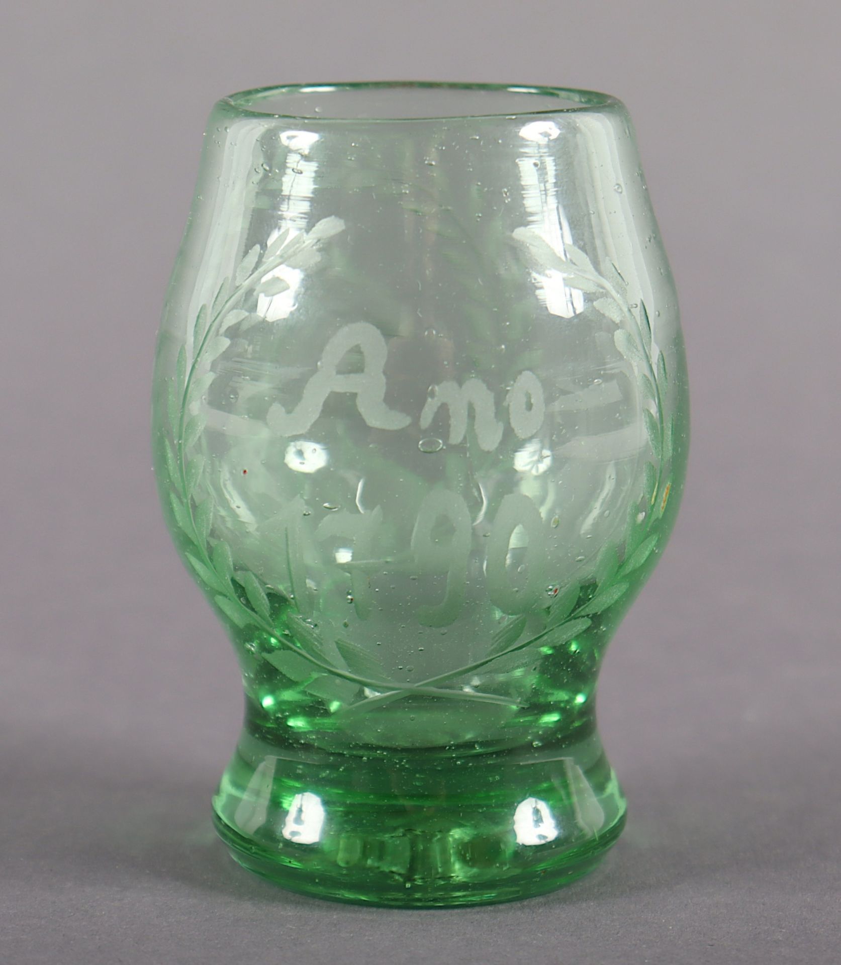 KLEINER BECHER, grünes Glas, Gravurdekor, Abriss, H 8,5, wohl DEUTSCH, datiert "1790"  - Bild 2 aus 3