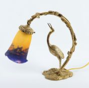 LAMPE, Bronze, vergoldet, Schirm aus farblosem, satiniertem Glas mit polychromen Pulvereinschmelzun