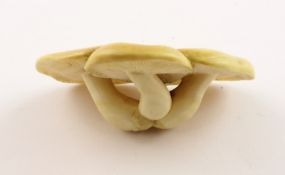 NETSUKE DREI PILZE, Elfenbein, die Pilze haben einen glatten Hut und fein geschnitzte Lamellen, L 8