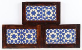 DREI FLIESEN, Keramik , geometrischer Dekor, in Holz gerahmt, 35 x 21 (mit Rahmen), wohl Sevilla, 1