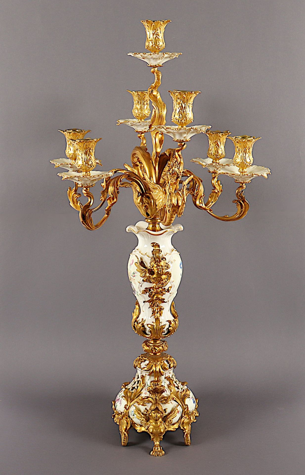 GROSSER KANDELABER, Seger-Porzellan, vergoldete Bronze, steckbarer siebenflammiger Leuchteraufsatz, - Bild 2 aus 12