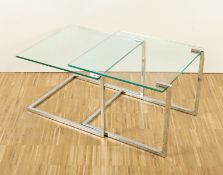 ZWEI BEISTELLTISCHE, Metall, verchromt, farbloses Glas, H 39 bzw. 43, 55 x 55, 1970er Jahre 