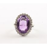 AMETHYST-BRILLANT-RING, 750/ooo Weißgold, Juwelier VASSILIOU, besetzt mit einem Amethysten von ca.