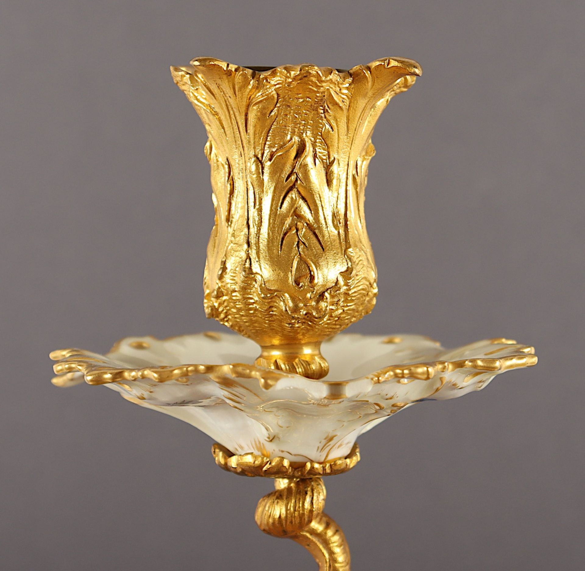 GROSSER KANDELABER, Seger-Porzellan, vergoldete Bronze, steckbarer siebenflammiger Leuchteraufsatz, - Bild 5 aus 12