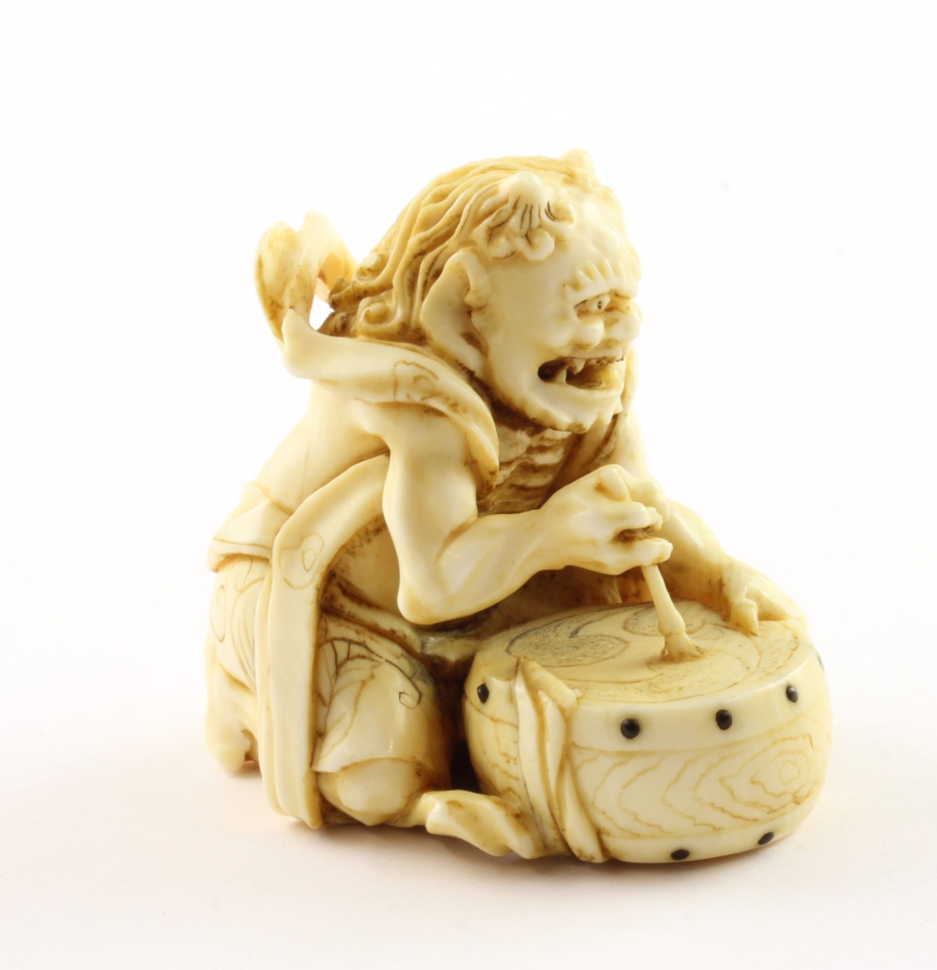 NETSUKE, Elfenbein, Trommelnägel schwarzes Horn, der mit einem Schurz bekleidete Donnergott sitzt v - Image 2 of 6